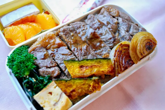 Snapdishの料理・レシピ写真:ステーキ弁当｜新生活は愛情弁当でエールを送ろう♪