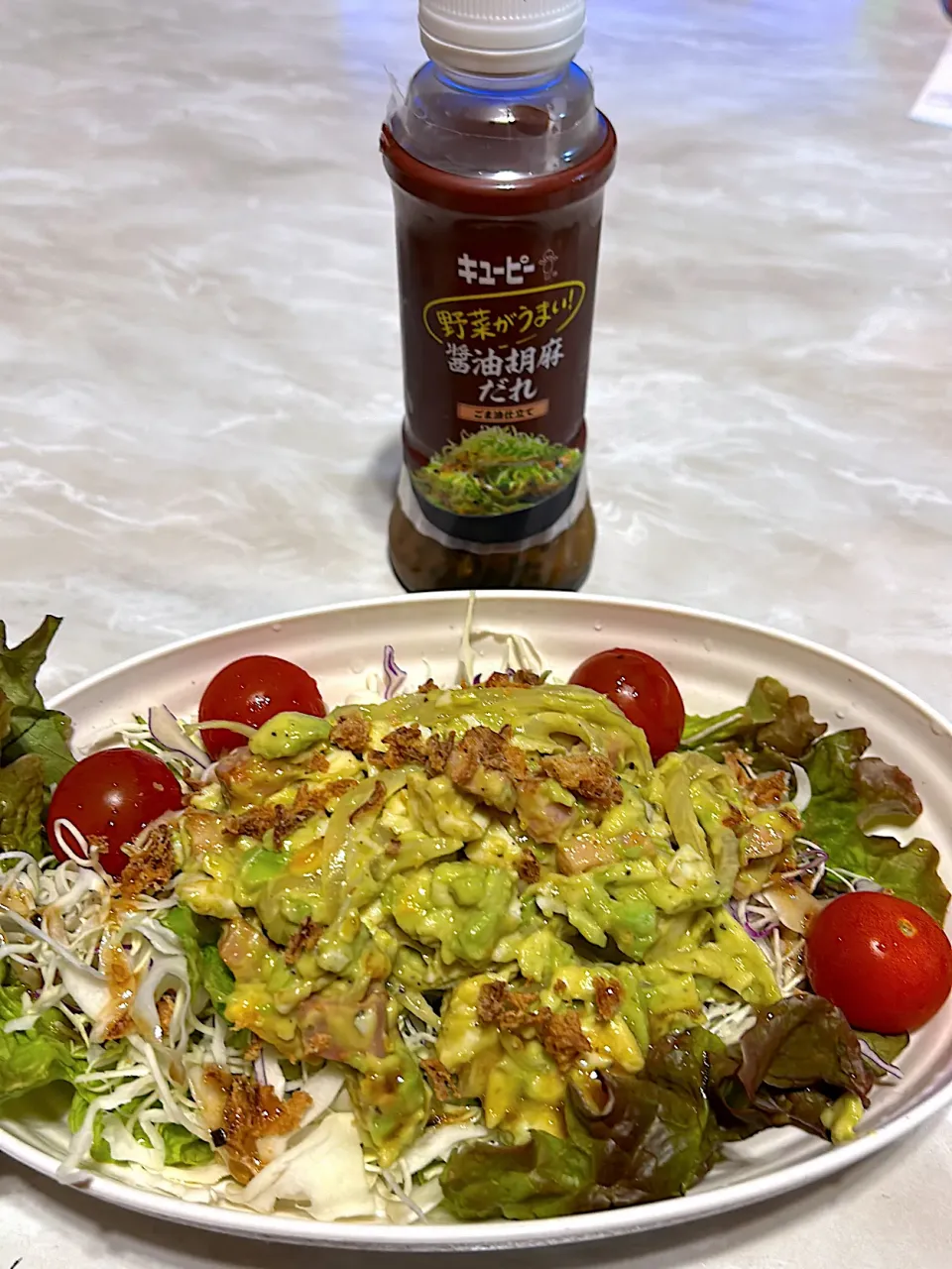 Snapdishの料理写真:アボカドサラダ🥑|岩崎よしたかさん