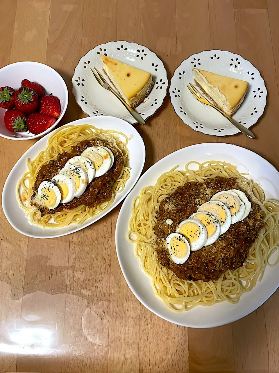 ミートソースパスタ　ニューヨークチーズケーキ　いちご|そのみさん