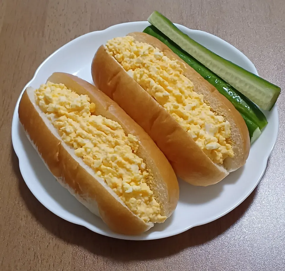 Snapdishの料理写真:卵サンドときゅうり|ナナさん