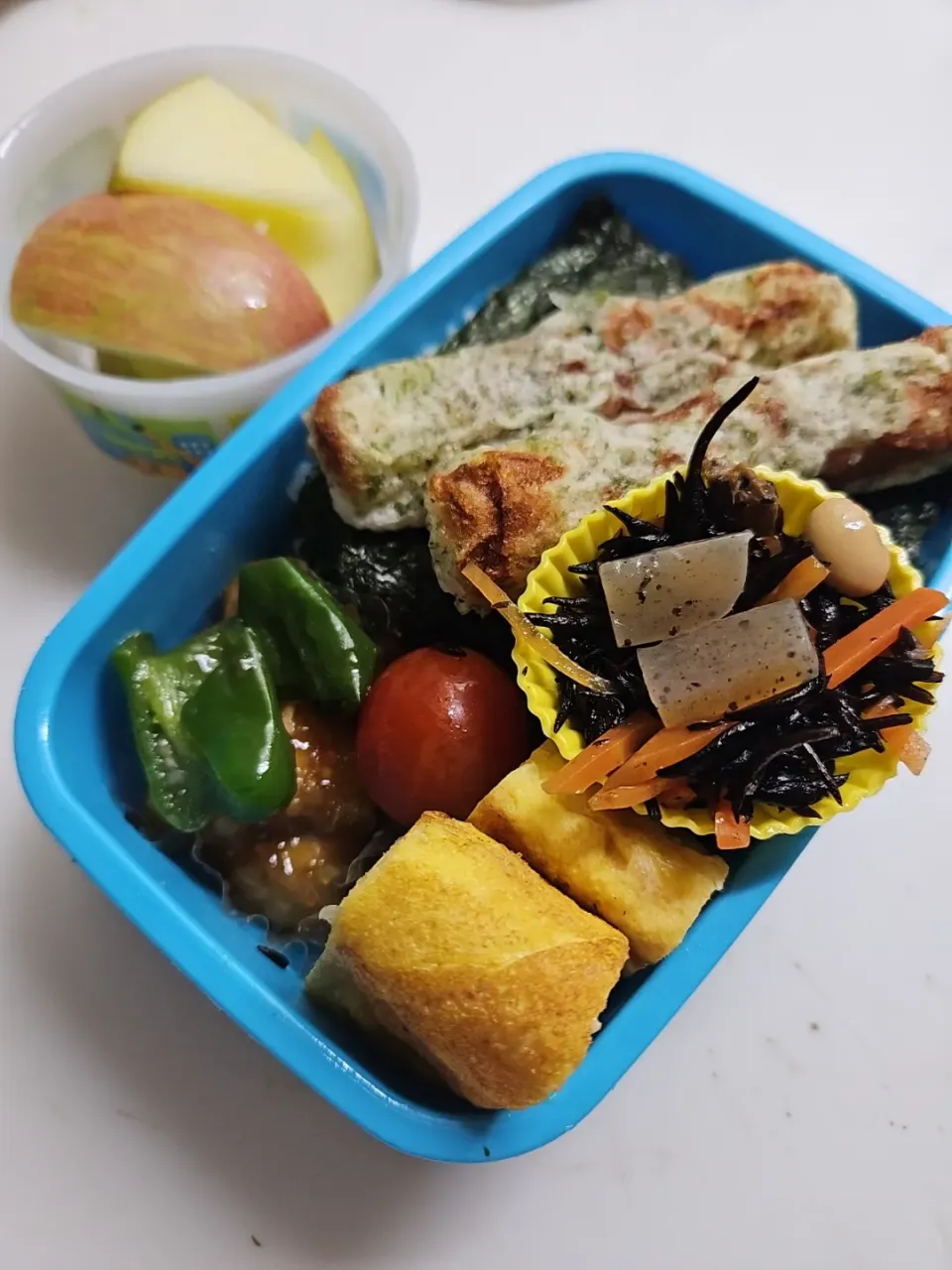 ☆小４弁当☆玄米入り海苔オカカごはん、ひじき煮物、竹輪磯揚げ、ミニトマト、鶏照焼、桜えび卵焼き、リンゴ|ｼｮｺﾗさん