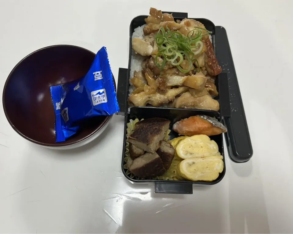 パパ弁☆照り焼きチキン丼☆卵焼き☆マルシンハンバーグ（ブラックペッパー）☆鮭☆インスタントみそ汁|Saharaさん