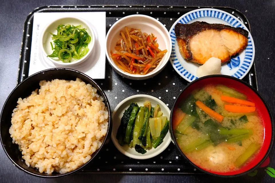 今日の朝ごはん（玄米ごはんにぶりの塩焼き、きんぴらごぼう、納豆、鶏つみれ汁、野沢菜漬）|Mars＠釜飯作り研究中さん