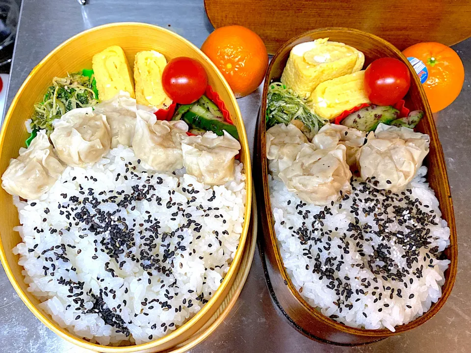 盛り付け雑になりましたが中学2発目弁当➕旦那弁当。しゅうまいはスーパー特売品。卵焼きは砂糖タップリ。水菜と油揚げの煮浸し、キュウリのゆかり漬け|りえはるさん