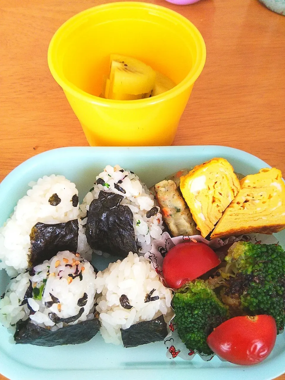 Snapdishの料理写真:ミニおにぎり弁当|goldenapple6783さん