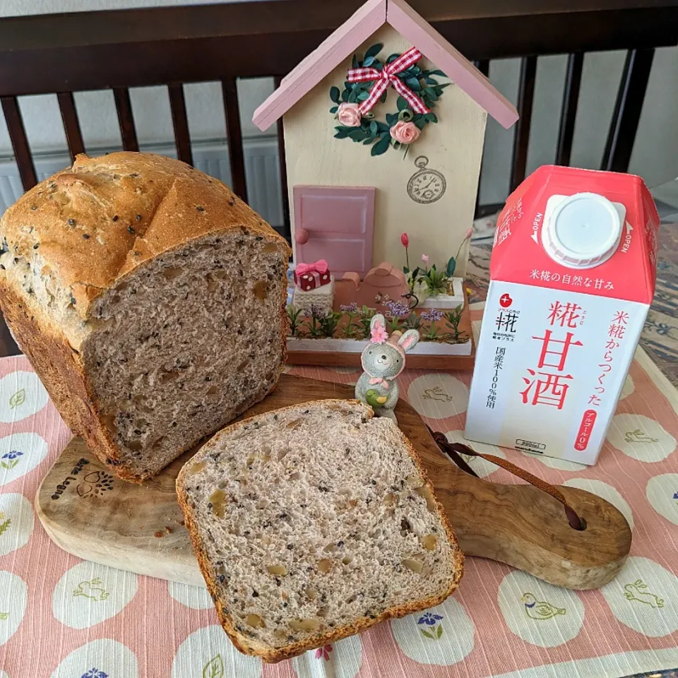 糀甘酒入り玄米粉胡桃ごまパン🍞|naonaomimichanさん