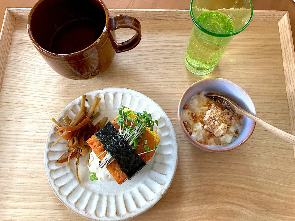 Snapdishの料理写真:スパムおむすび♡きんぴらごぼう♡カスピ海ヨーグルトに乳酸菌きな粉ハチミツ♡ハブ茶♡エルダーフラワーコーディアル|さくたえさん