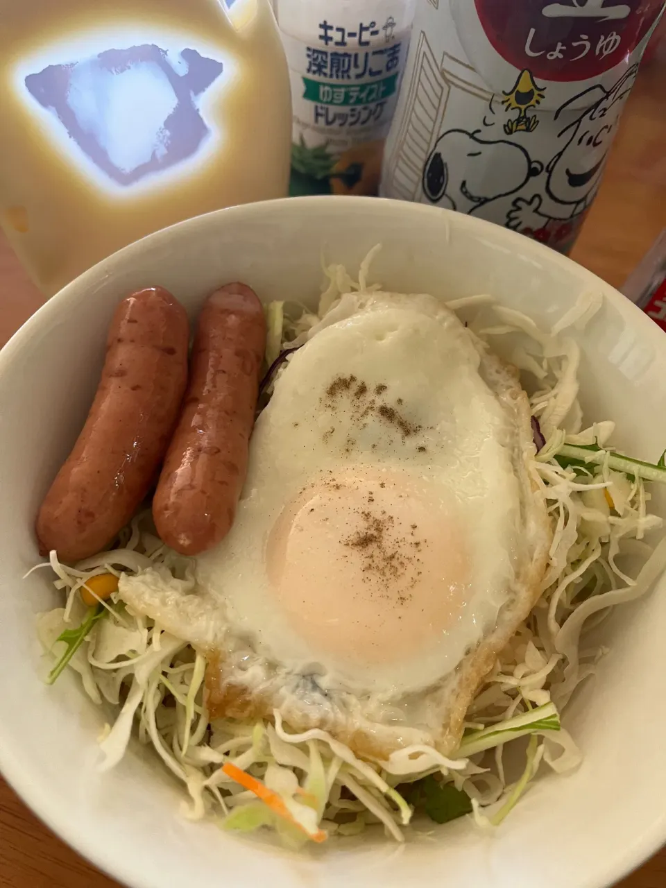 Snapdishの料理写真:#昼飯　目玉焼き(ターンオーバーじゃないやつ)3分茹でウィンナー2本キャベツ乗せロウカット玄米ご飯丼|ms903さん