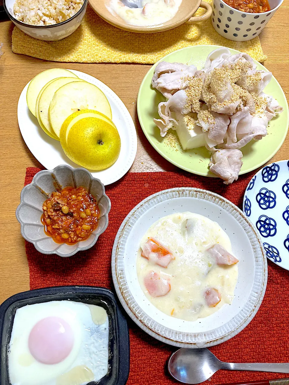 Snapdishの料理写真:長谷川あかりさんのレシピ✾豚肉と納豆のトマト煮込み🍅、ホタテシチュー、冷しゃぶ自家製玉ねぎドレッシング、王林🍎|1614さん