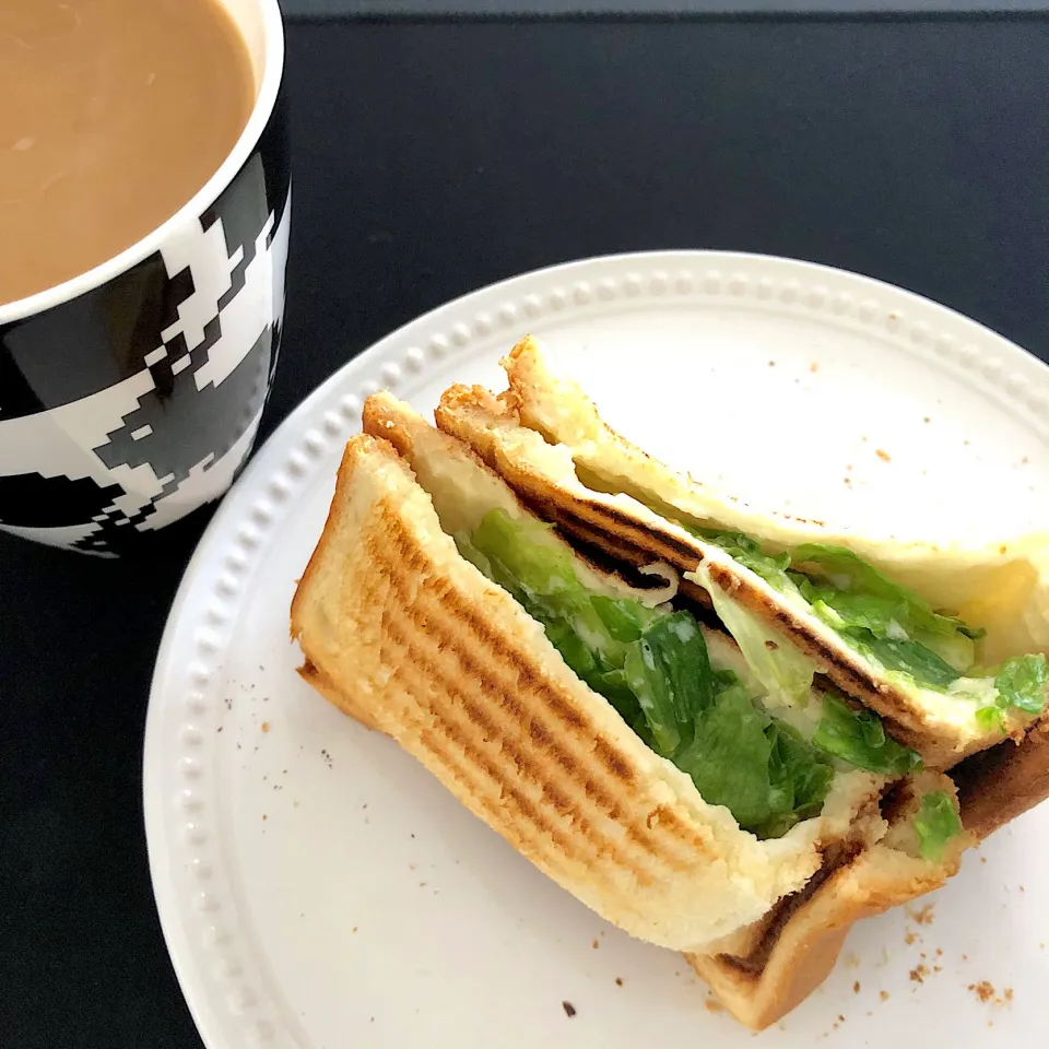 Snapdishの料理写真:12:16 レタス山盛りサンド🥪|へれ子さん