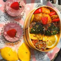 お花見弁当とレモンケーキと桜ゼリーイチゴムースケーキ🌸|カワハギさん