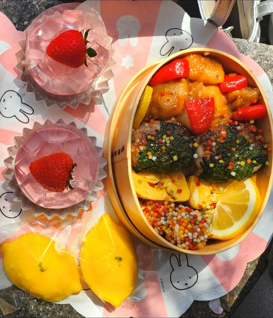 お花見弁当とレモンケーキと桜ゼリーイチゴムースケーキ🌸|カワハギさん