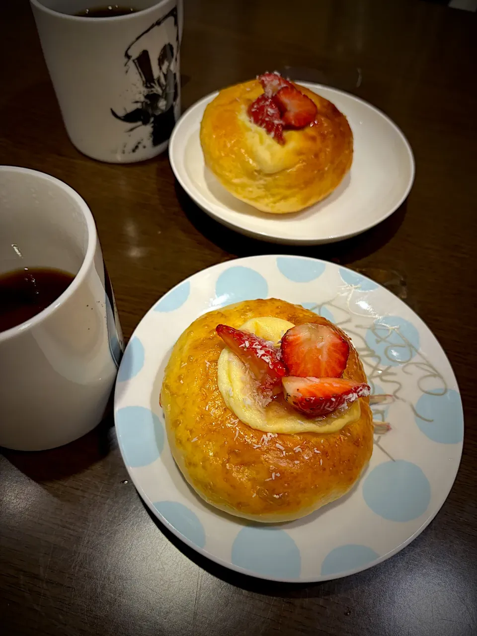 Snapdishの料理写真:苺ミルククリームブリオッシュ　コーヒー|ch＊K*∀o(^^*)♪さん