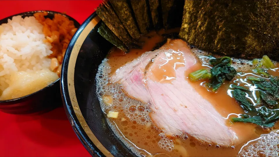 【2023年10月創業】 
横濱家系ラーメン 野中家 
ミニラーメン (750円、 
麺やわらかめ/味うすめ/油少なめ) 
＋のり (5枚、100円) 
＋ライス2杯 (食い放題、100円) 
＠大塚4分 
(JR板橋駅から徒歩27分)
24089 (94,628)|大脇さん