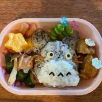 Snapdishの料理写真:小学校🏫お弁当　入学式でさんぽの曲が流れてたからトトロ弁当に♡大喜びでホッ！|ひろこさん