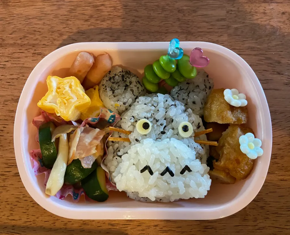 Snapdishの料理写真:小学校🏫お弁当　入学式でさんぽの曲が流れてたからトトロ弁当に♡大喜びでホッ！|ひろこさん