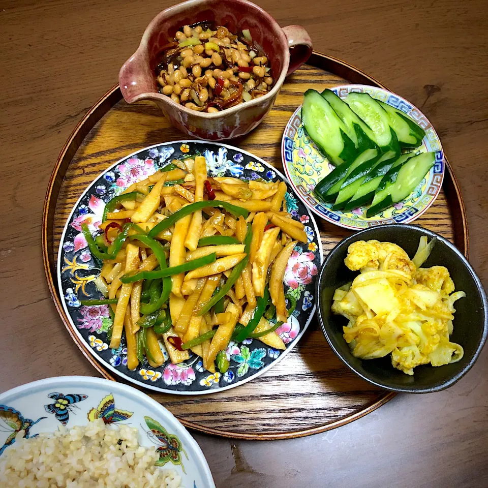 #vegan 
ピーマンと筍の細切り炒め
カリフラワーと新玉ねぎのカレーマリネ|makiko_aさん