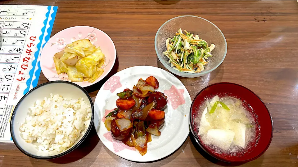 Snapdishの料理写真:鶏団子で酢豚風　豆腐とひき肉の中華スープ　水菜とちくわの胡麻マヨサラダ　キャベツとエリンギのバタポン炒め|おさむん17さん