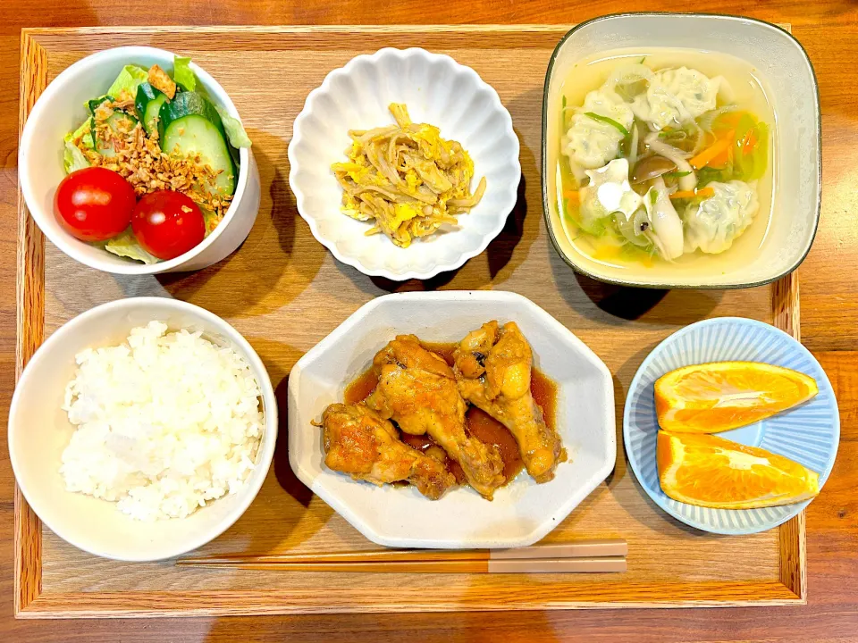 今日の夜ご飯(手羽元のマーマレード煮、えのきたまご、サラダ、餃子スープ、オレンジ)|cocomikaさん