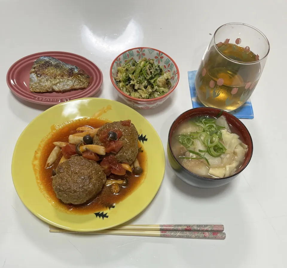 晩御飯☆煮込みハンバーグ☆豆苗炒め☆塩鯖☆みそ汁（キャベツ・麩・高野豆腐）|Saharaさん