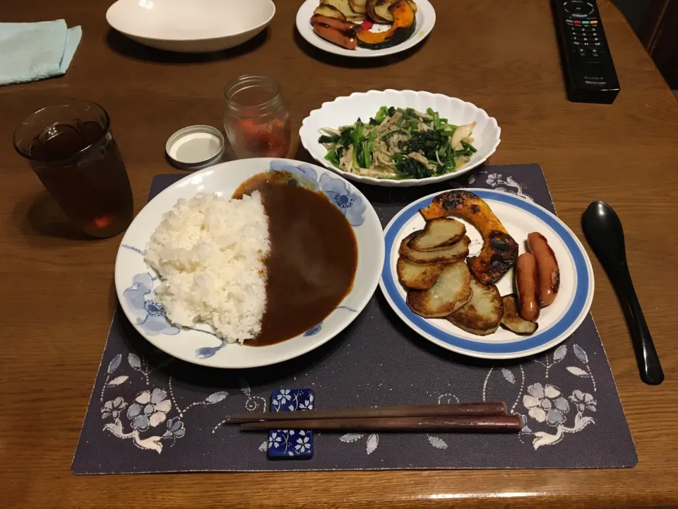 カレーライス、肉野菜ソテー、ほうれん草とキノコのマーガリンソテー、辛子明太子、烏龍茶(夕飯)|enarinさん