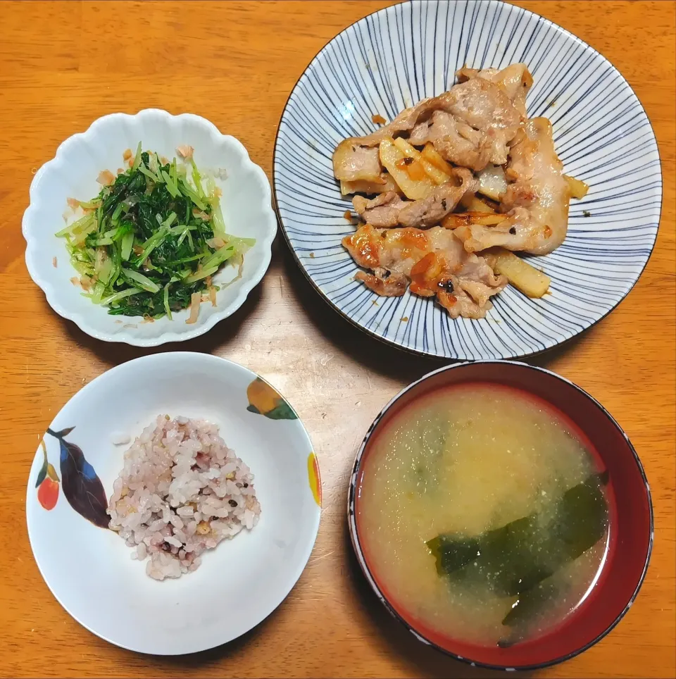 2024 0408　豚肉と長芋梅炒め　水菜のおひたし　なめことわかめのお味噌汁|いもこ。さん