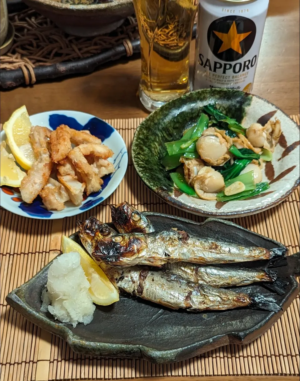 Snapdishの料理写真:いわし丸干し焼き、ベビーホタテ小松菜にんにく炒め、ヤゲン軟骨揚げ🍻🍻🍻|miyuki🌱さん