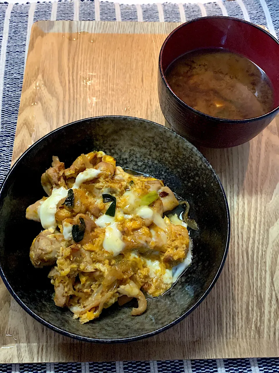 親子丼と赤だしの味噌汁|ルナピーボールさん