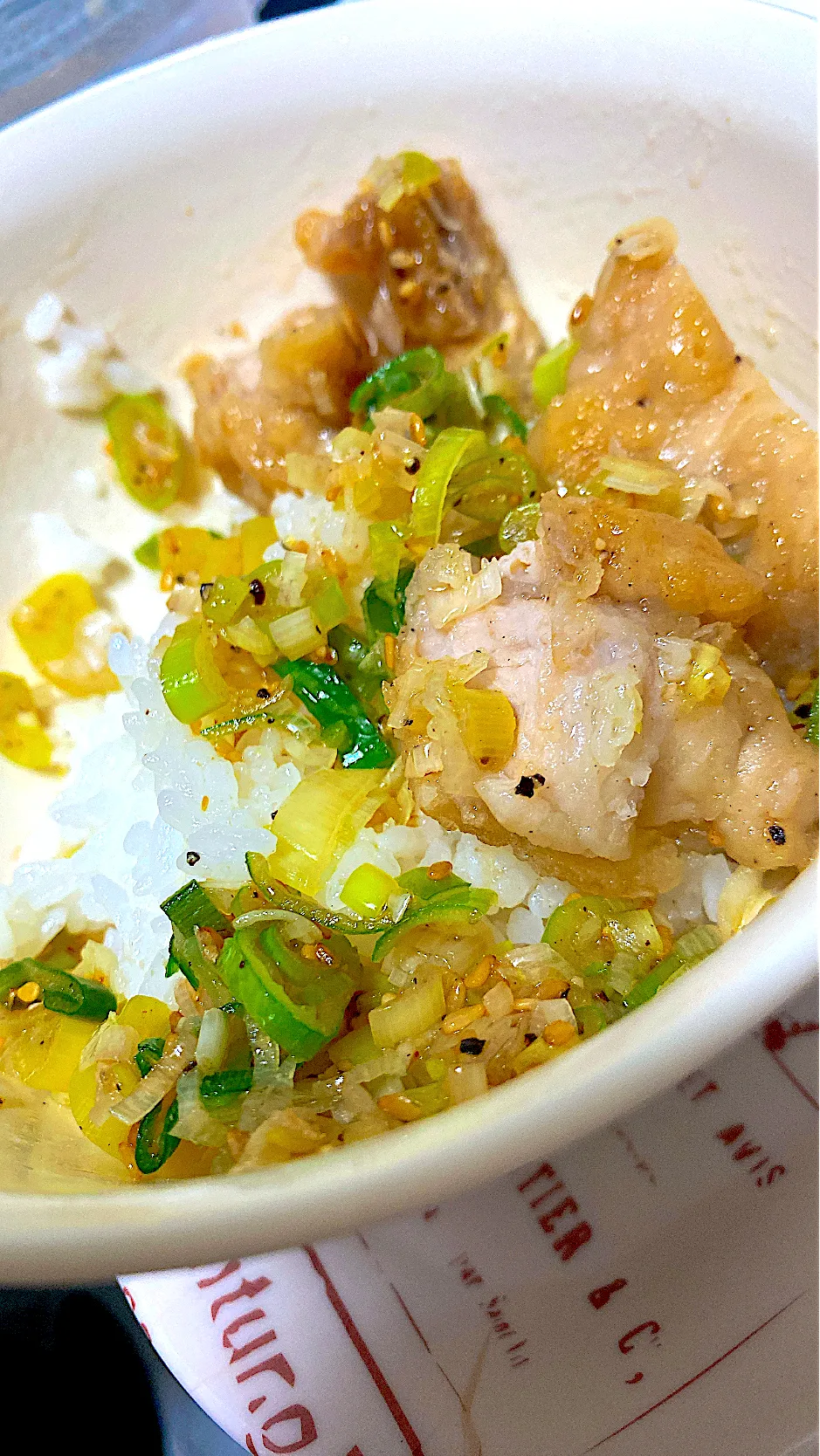 食べかけ失礼wパリパリチキンのネギ塩胡麻だれ😋|ひとさんさん