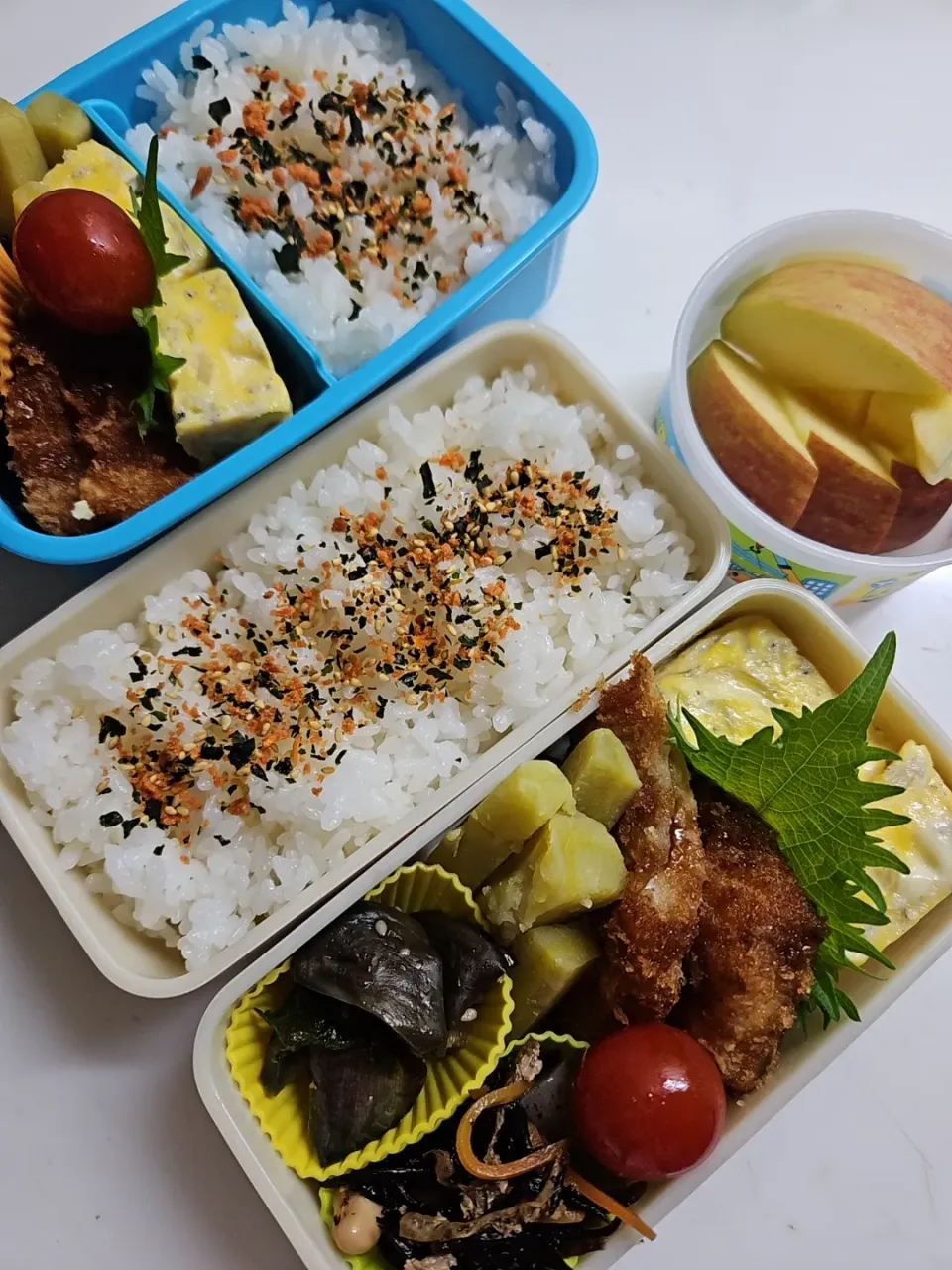 ☆小４、高１弁当☆鮭若芽ごはん、シラスチーズ卵焼き、鰈フライ、薩摩芋、ミニトマト、ひじき煮物、茄子漬け、リンゴ|ｼｮｺﾗさん