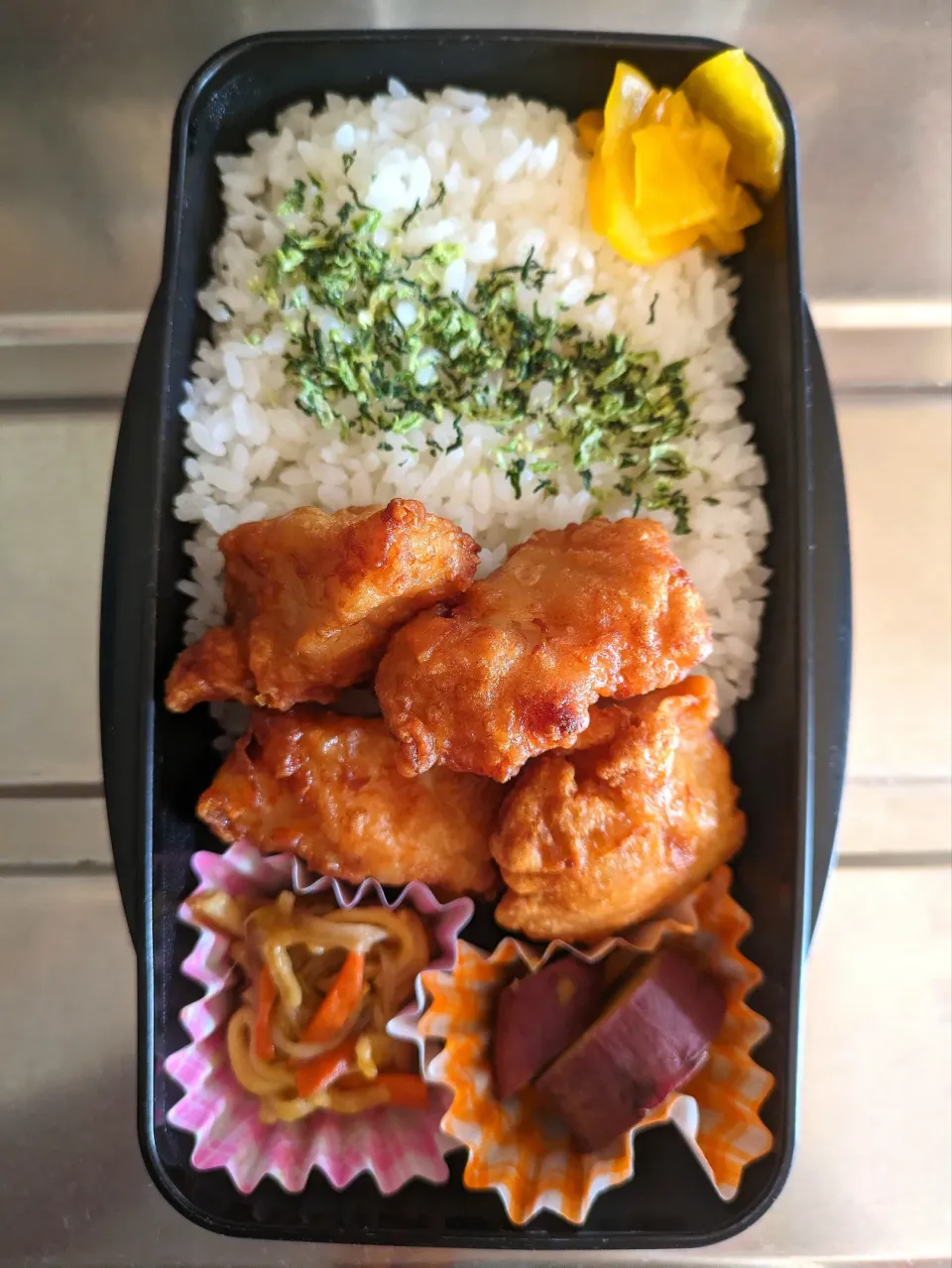 旦那弁当　2024/4/11

からあげ
焼きそば
さつまいもの甘煮|ユキヨメ♪さん