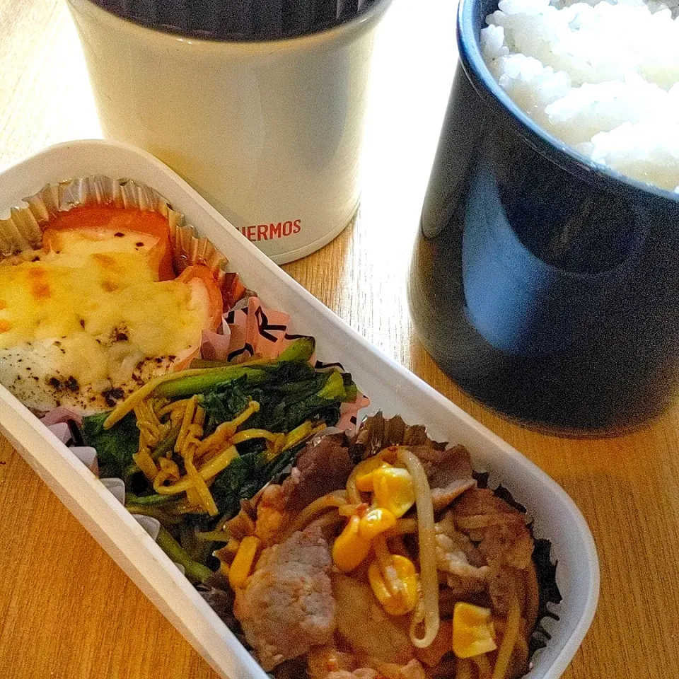 息子弁当／ハムタマチーズ／小松菜とエノキのカレー炒め／焼きそば〜／具だくさんお味噌汁／白米ご飯🍙|チョコさん