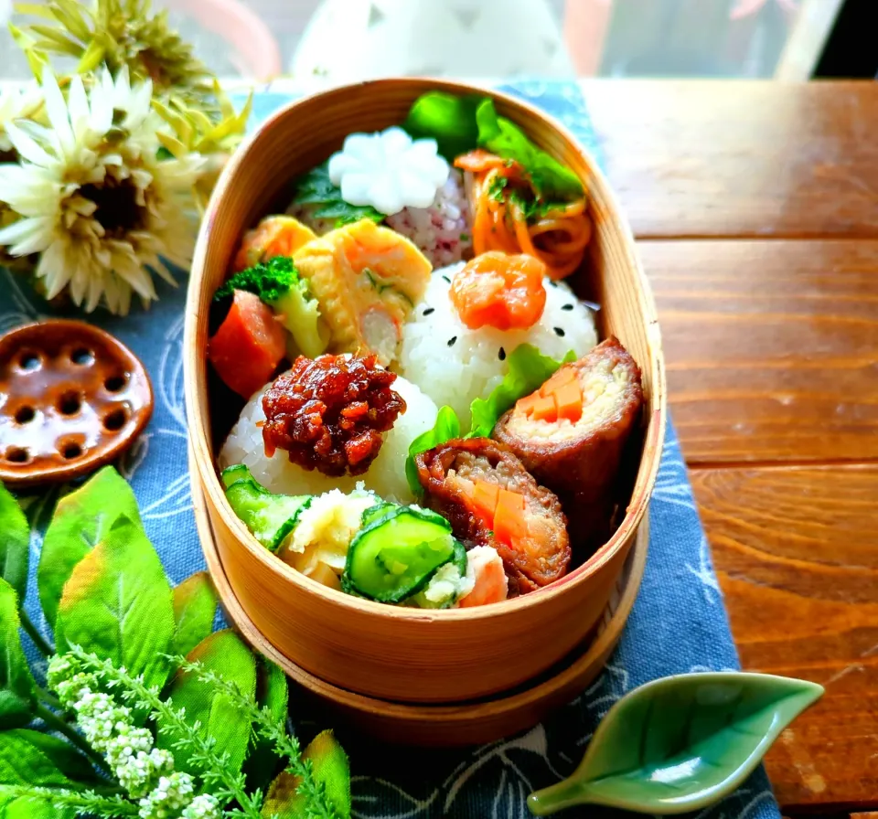 長女弁当💕
おにぎり🍙弁当✨

✾おにぎり3種
梅、ゆかり、牛すき
✾カニカマとほうれん草のだし巻き卵
✾ポテサラ
✾えのきとにんじんの肉巻き（母から差し入れ）
✾ナポリタン
✾ウインナーとブロッコリーのナムル

水から木にかけてが一番しんどい😅
木曜日の夜が一番好き💕|さらママさん