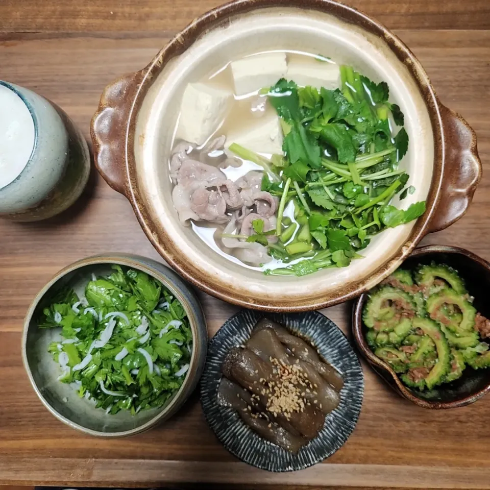 20240410
豚芹三つ葉お豆腐の小鍋
春菊としらすのサラダ
こんにゃくのピリ辛煮
ゴーヤの梅おかか和え|noccoさん