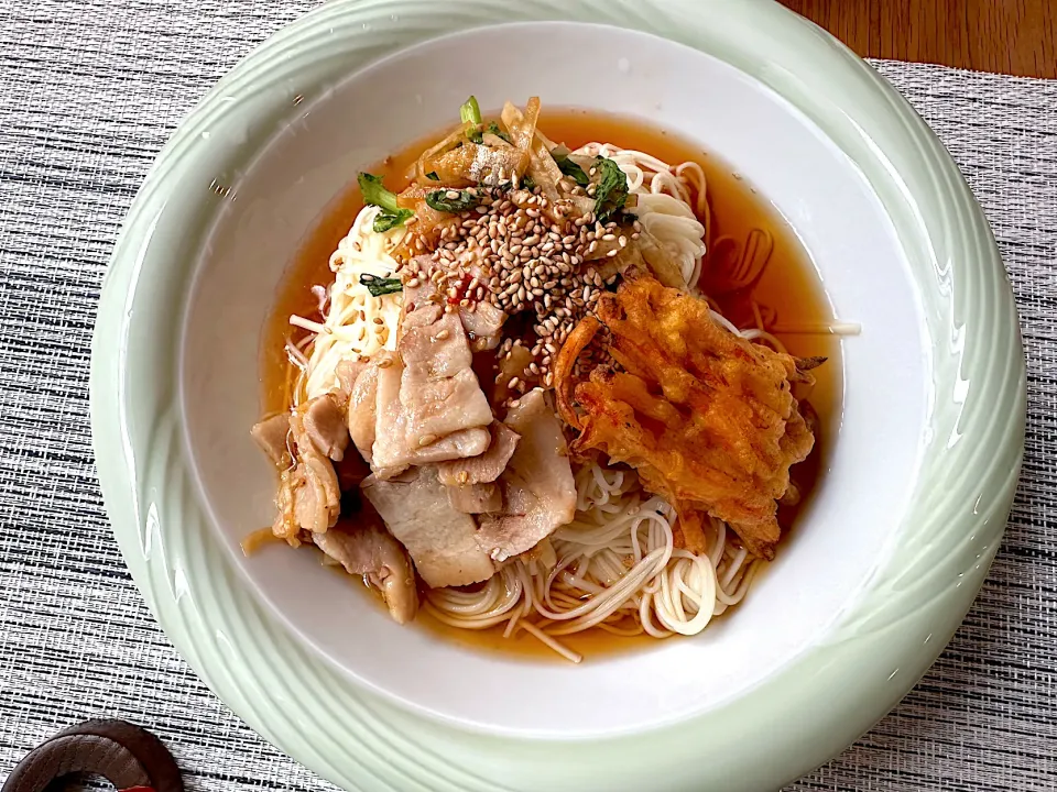 Snapdishの料理写真:ぶっかけ素麺　昨日の晩御飯の残り物　冷しゃぶ+🥕の天ぷらで👍|BUBUさん