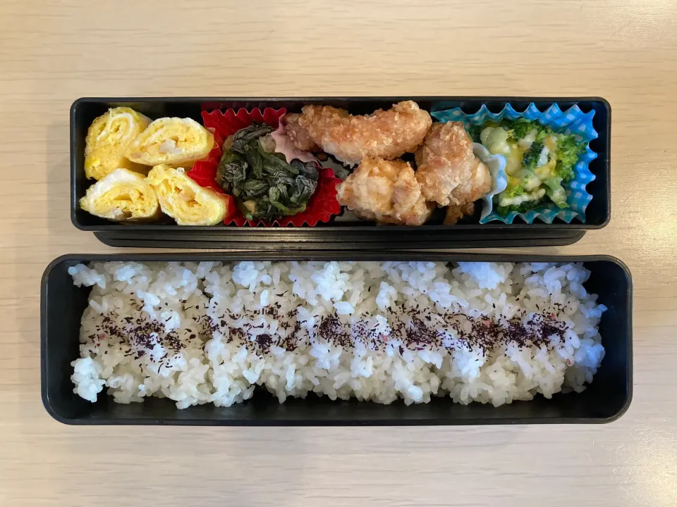 Snapdishの料理写真:ゆかりごはん🍚卵焼き🥚ほうれん草の胡麻和え🥬唐揚げ🍗ブロッコリーチーズ🥦|anaさん