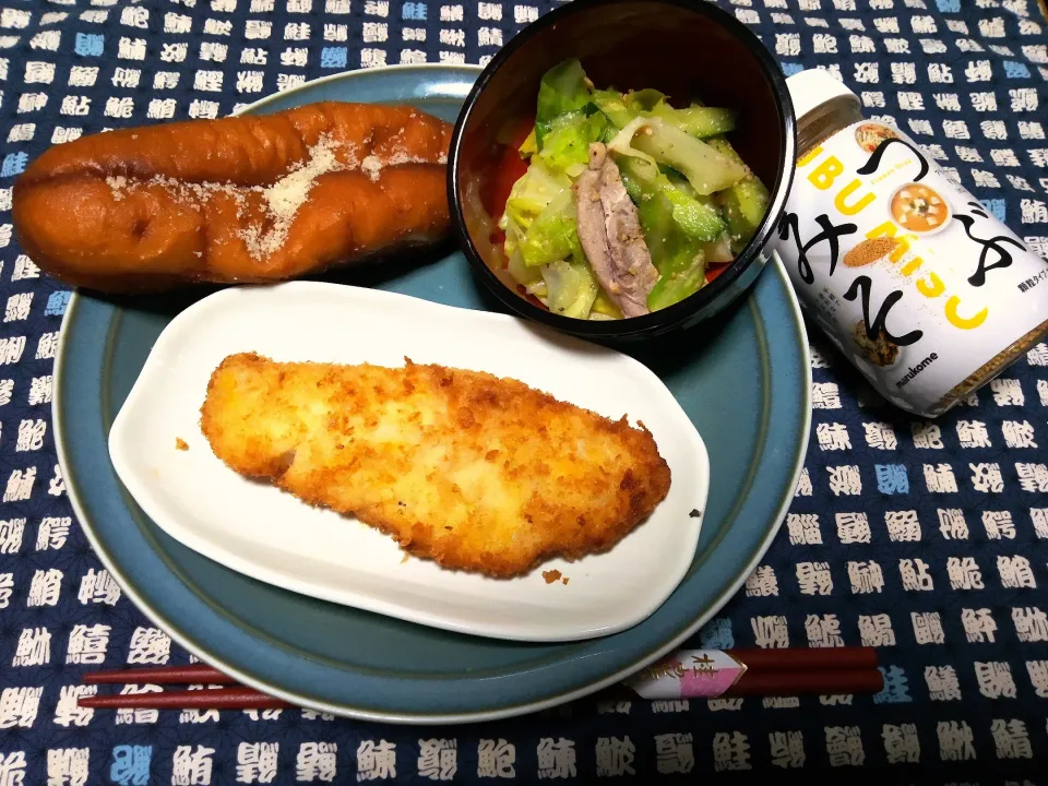 Snapdishの料理写真:時短料理。鱈のフライ、粒味噌豚肉野菜料理、揚げパン市販の揚げて砂糖がけ。|りささん