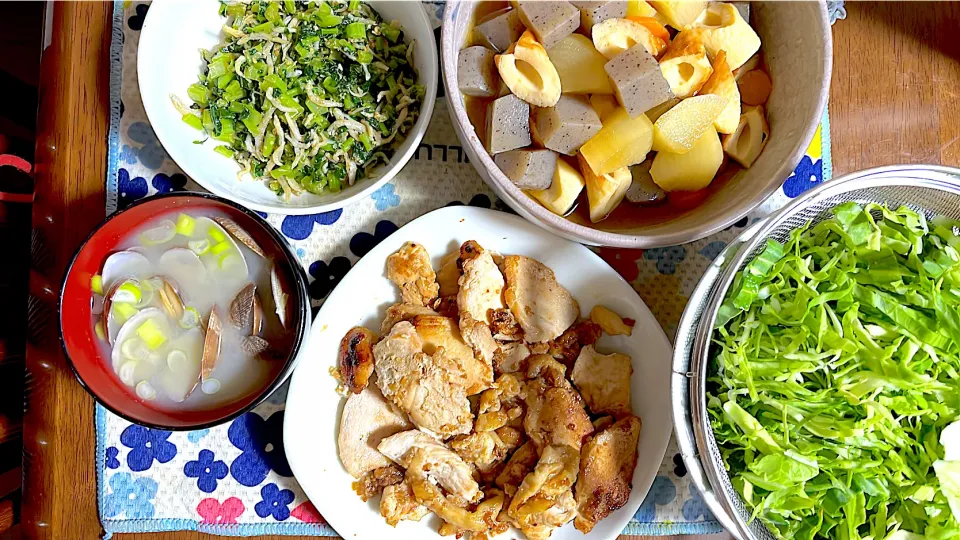 鶏胸肉の醤油麹漬け焼き　煮物　キャベツ　大根葉のふりかけ　アサリの味噌汁|4jinoanataさん