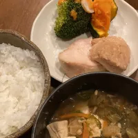 20240411白ご飯、鶏むねチャーシュー、野菜とウインナーのレンジ蒸し、味噌汁|kyouno_bangohan_naaaaniさん