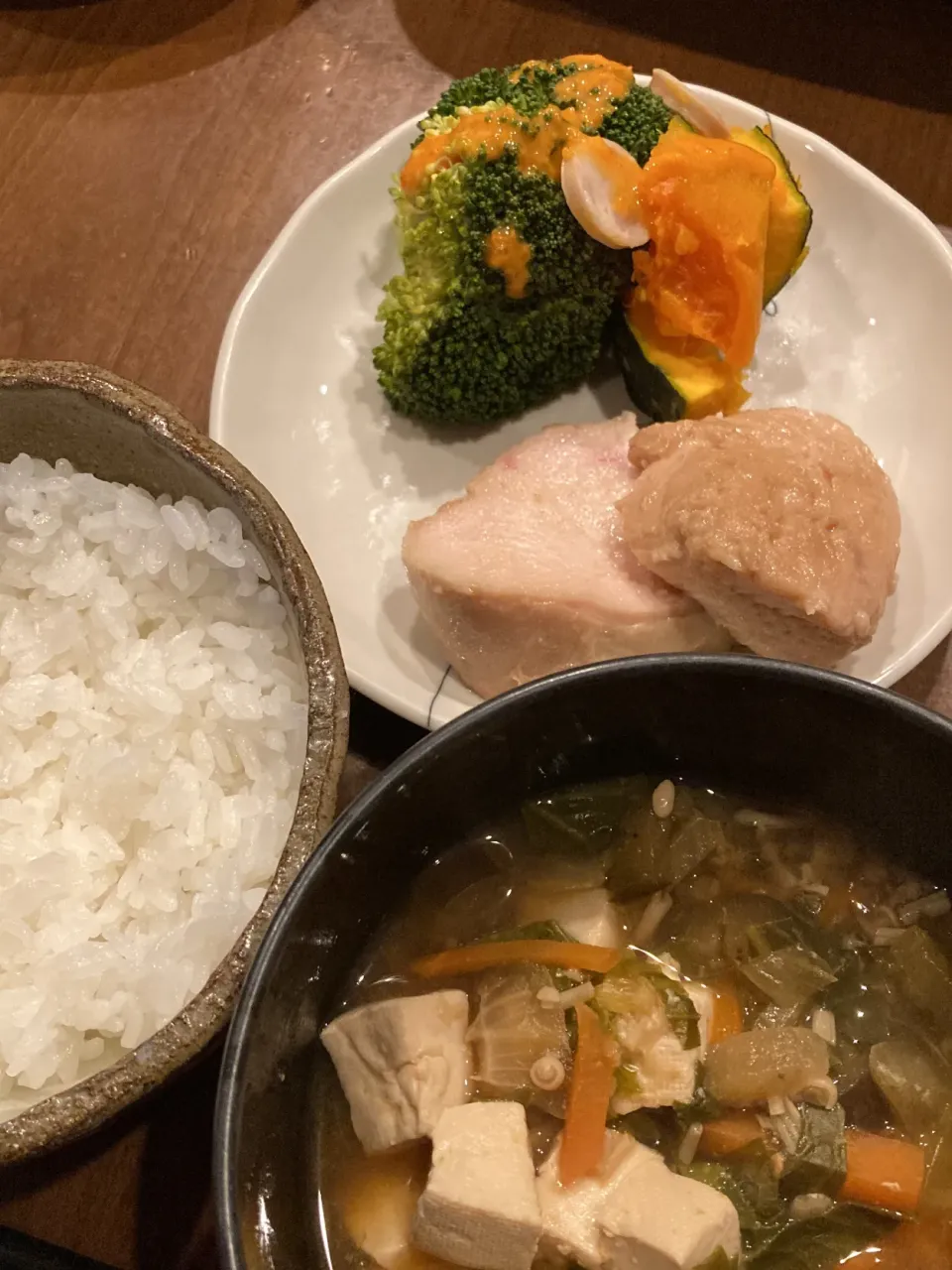 Snapdishの料理写真:20240411白ご飯、鶏むねチャーシュー、野菜とウインナーのレンジ蒸し、味噌汁|kyouno_bangohan_naaaaniさん