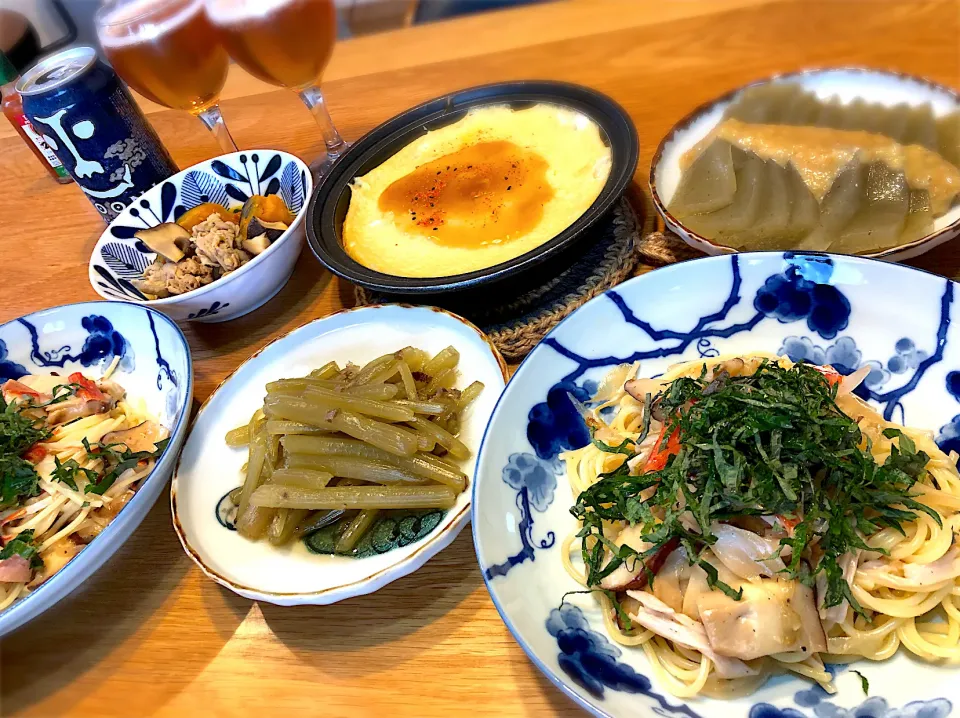 Snapdishの料理写真:椎茸とカニカマの和風パスタ　蕗の煮付け　山芋とろろ焼き|じゅんさんさん