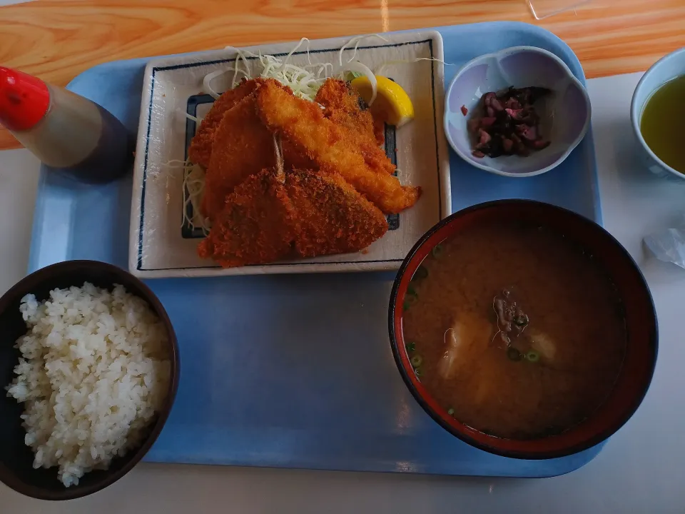 お昼はミックスフライ定食😆|ぽんすけさん