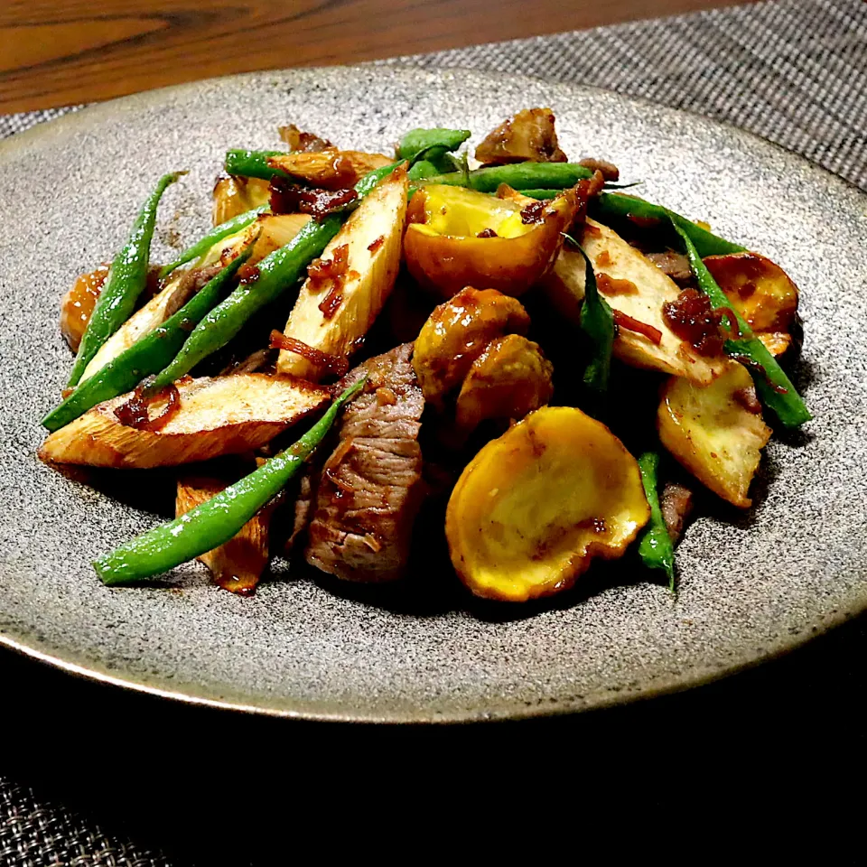 Snapdishの料理写真:かおるさんの料理 牛肉と栗とまこもだけのXO醬炒め|かおるさん