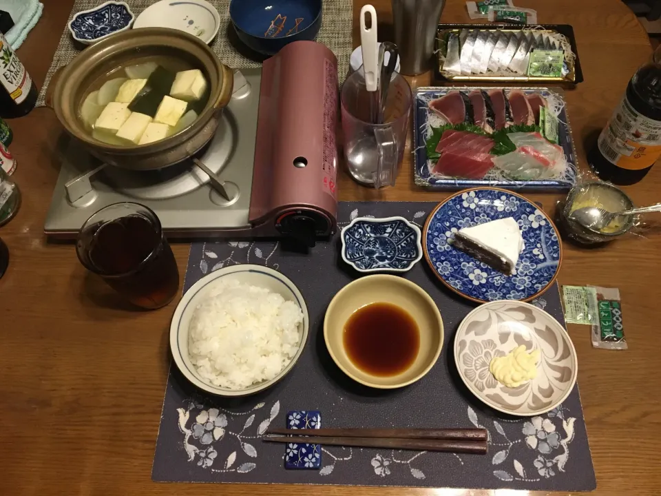 Snapdishの料理写真:ご飯、〆さばのお造り、刺身三点盛り(鰹のたたき、鮪、鯛)、湯豆腐鍋、ホイップクリームナッペチョコケーキ、烏龍茶(夕飯)|enarinさん