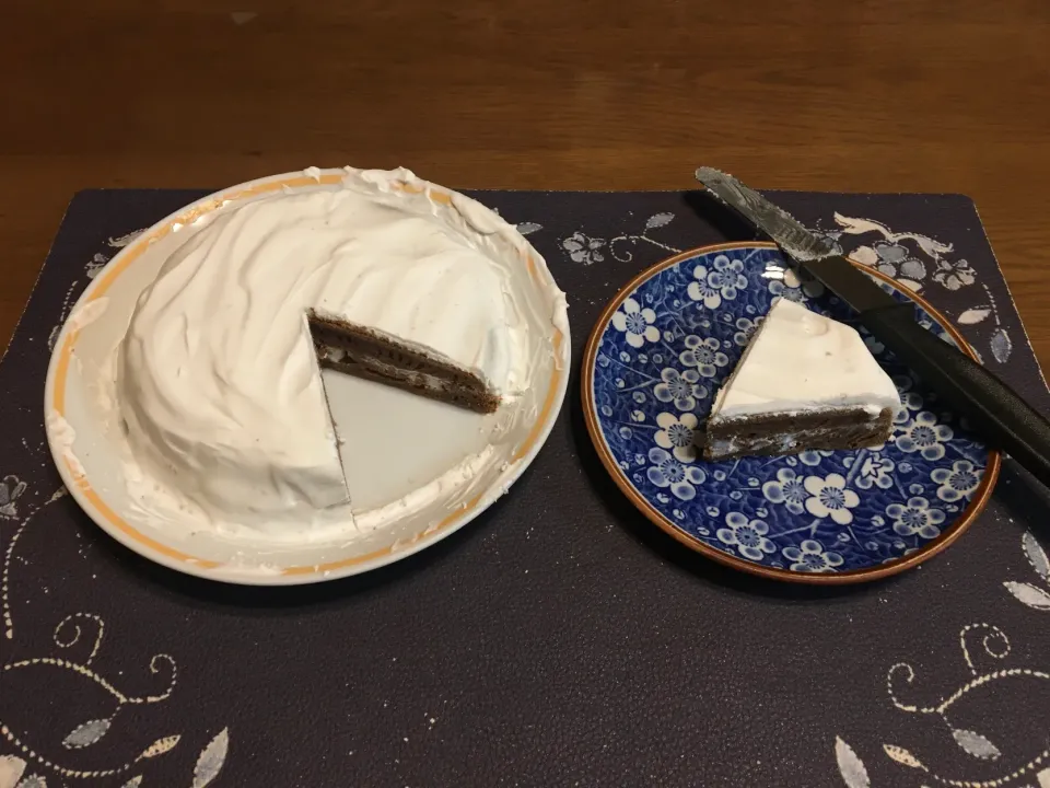 Snapdishの料理写真:ホイップクリームナッペチョコケーキ(炊飯器とふりふりクリームメーカー使用)|enarinさん