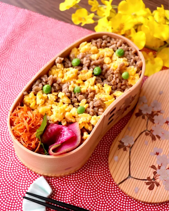 Snapdishの料理・レシピ写真:春のしましまそぼろ弁当｜新生活は愛情弁当でエールを送ろう♪