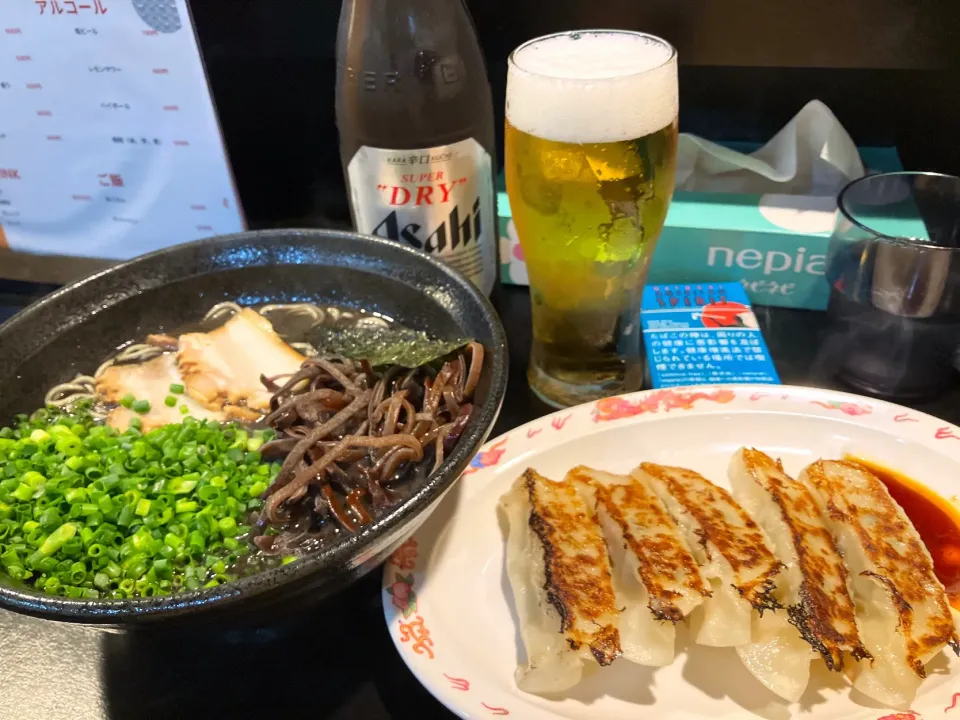 【豚骨 黒味ラーメン】さんの豚骨黒味ラーメンと餃子🍺🤗|🐈⸒⸒⸒⸒つるのダンス🐈🐾さん