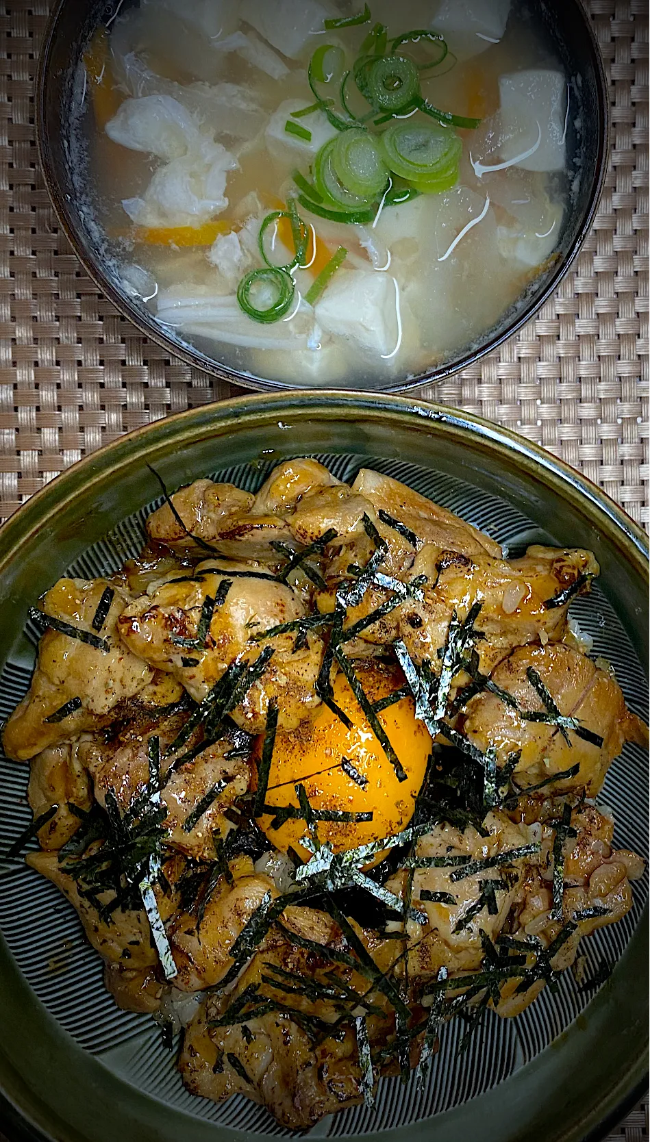 炭火焼き鳥丼|すくらんぶるえっぐさん