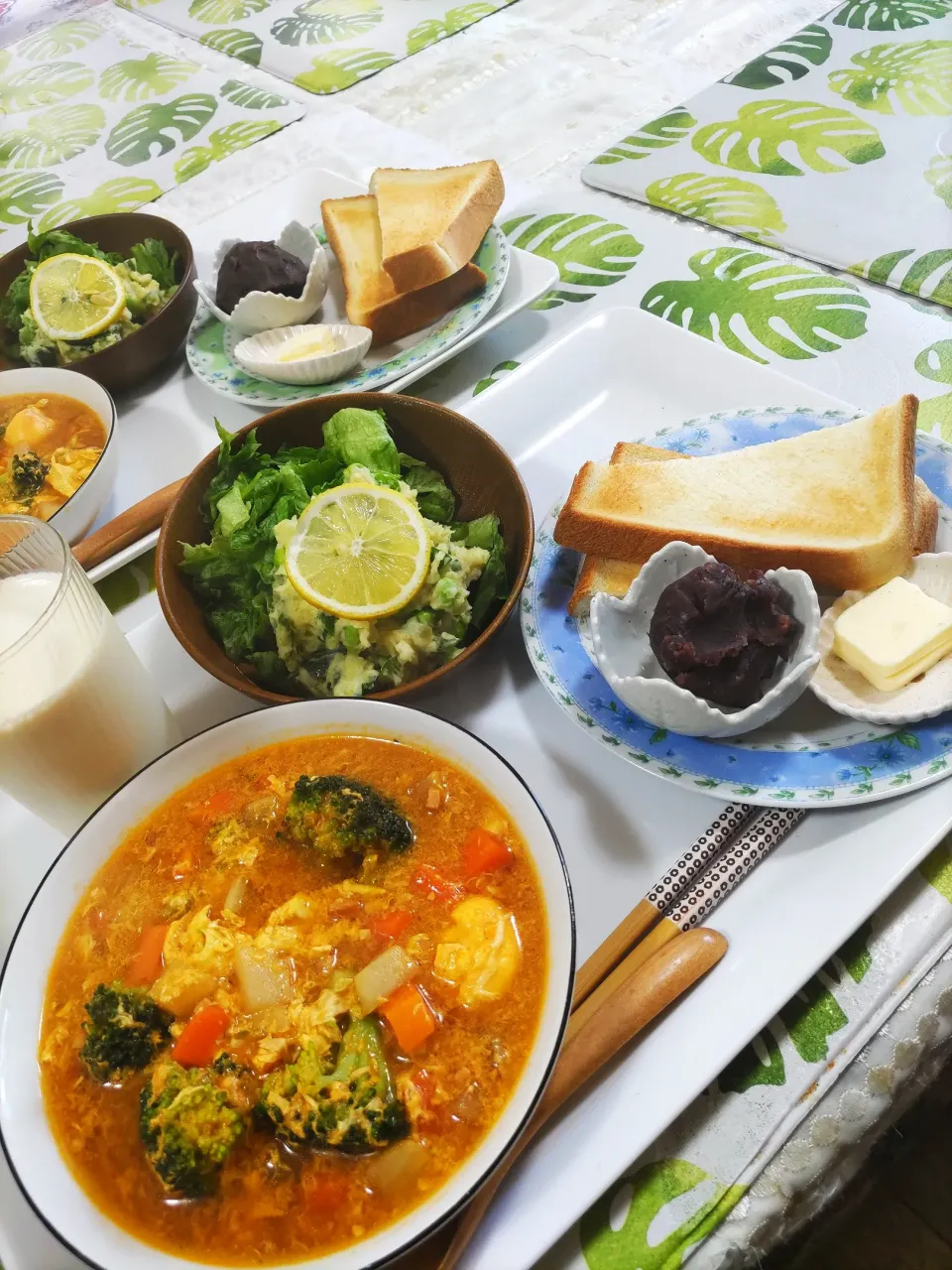 あんこバタートーストlunch🍀
娘が食べやすい様にポテサラには、きゅうりの漬物と枝豆入ってますｗ|rikako♪。.:＊さん