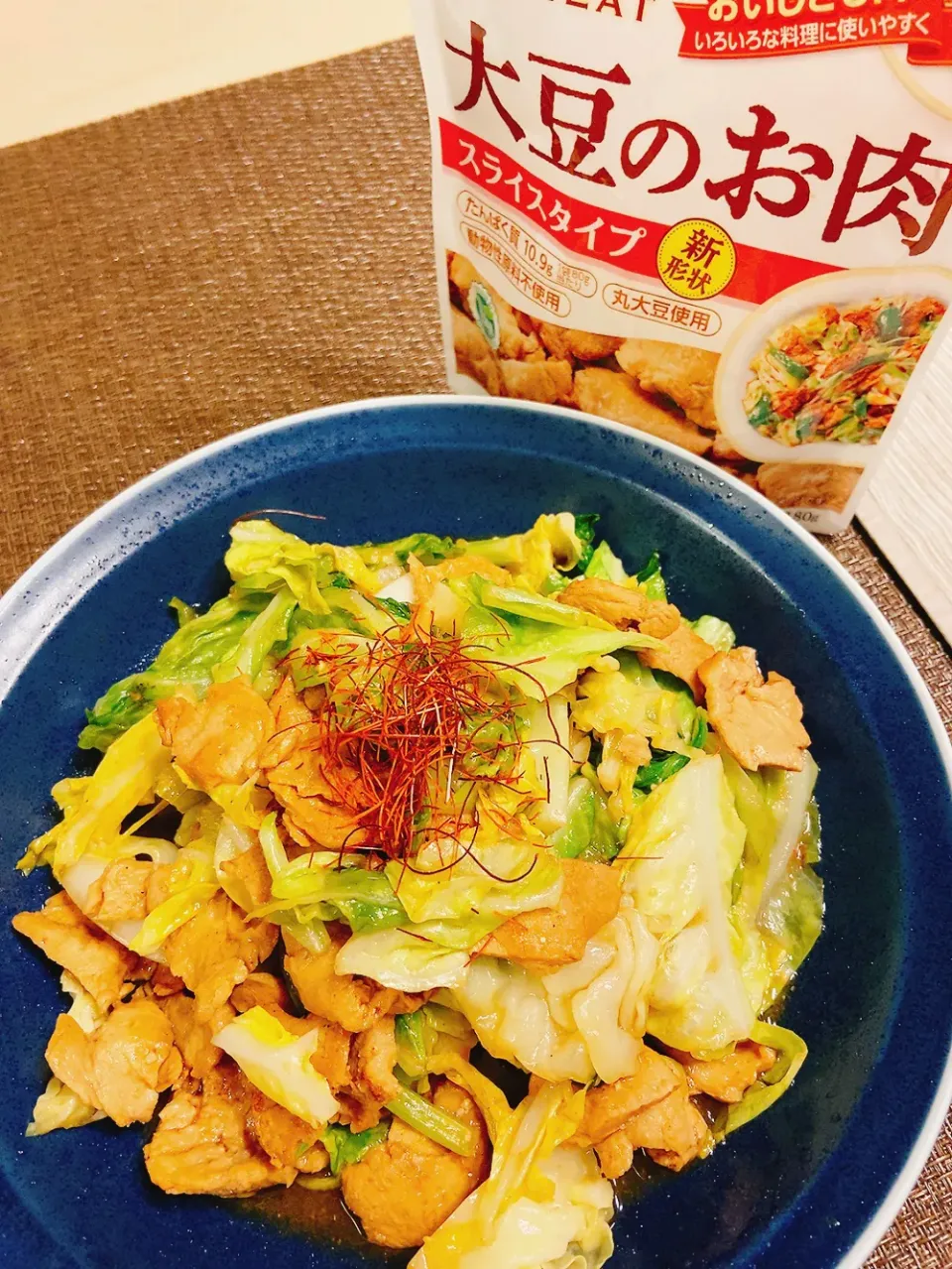 Snapdishの料理写真:大豆のお肉とキャベツの五香粉炒め|ももこさん